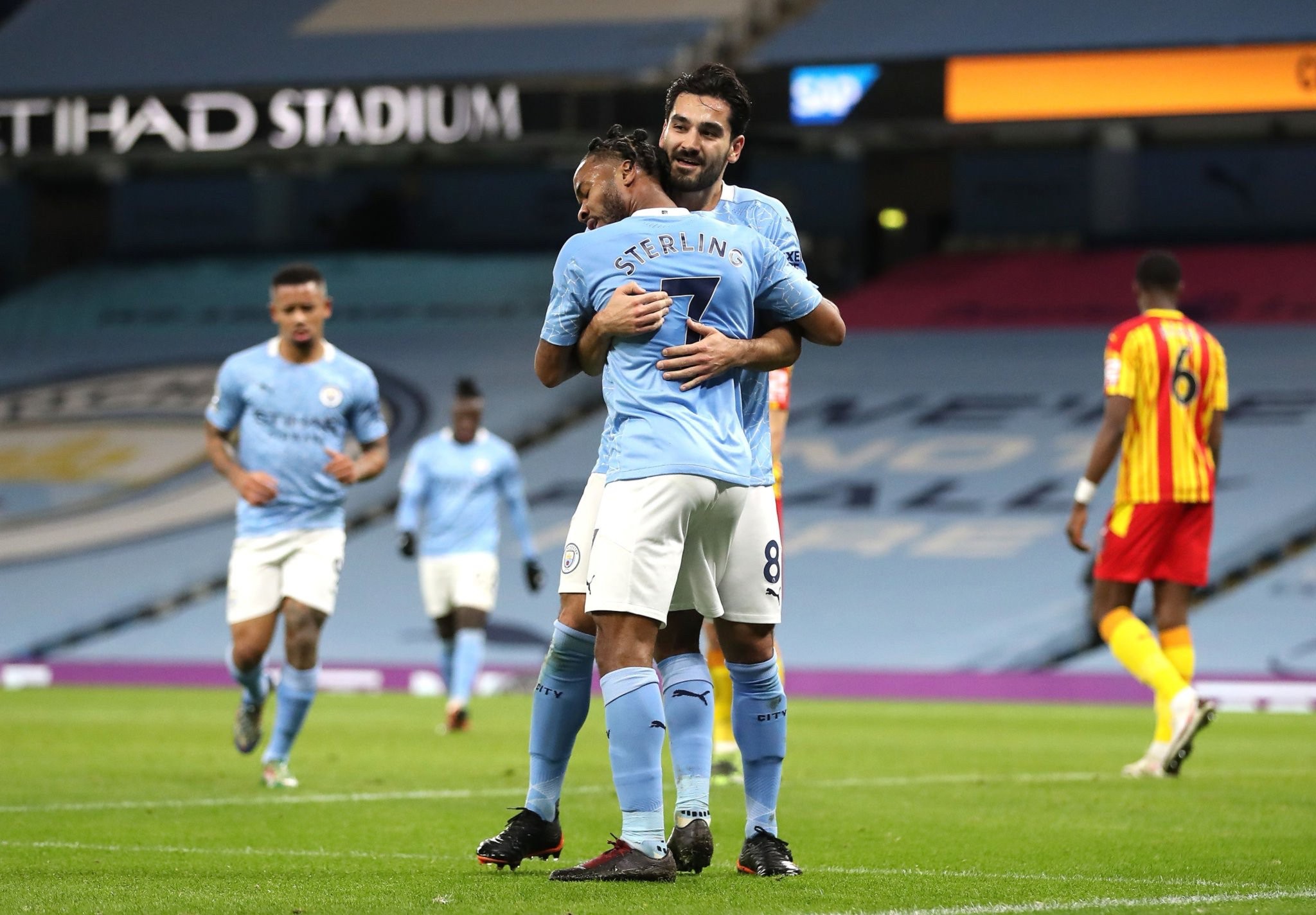 通过掩护创 通过掩护创